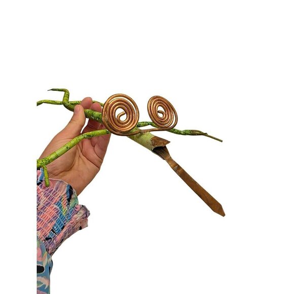 Whimsical Green Wire Lizard Sculpture With Spiral Eyes & Long Tail - Picture 13 of 16